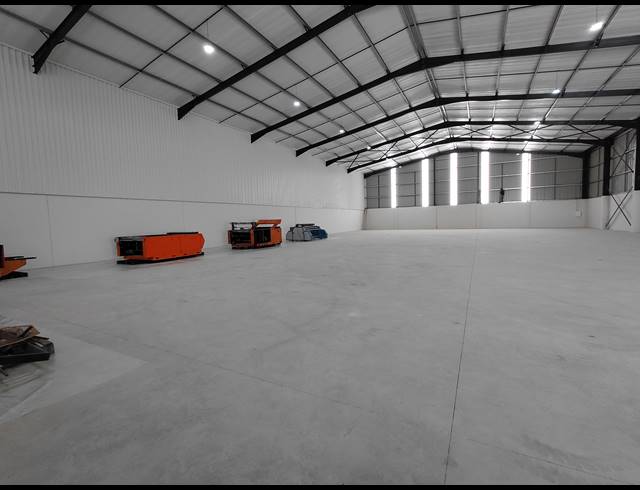 1,050M² WAREHOUSE TO LET IN CLAYVILLE